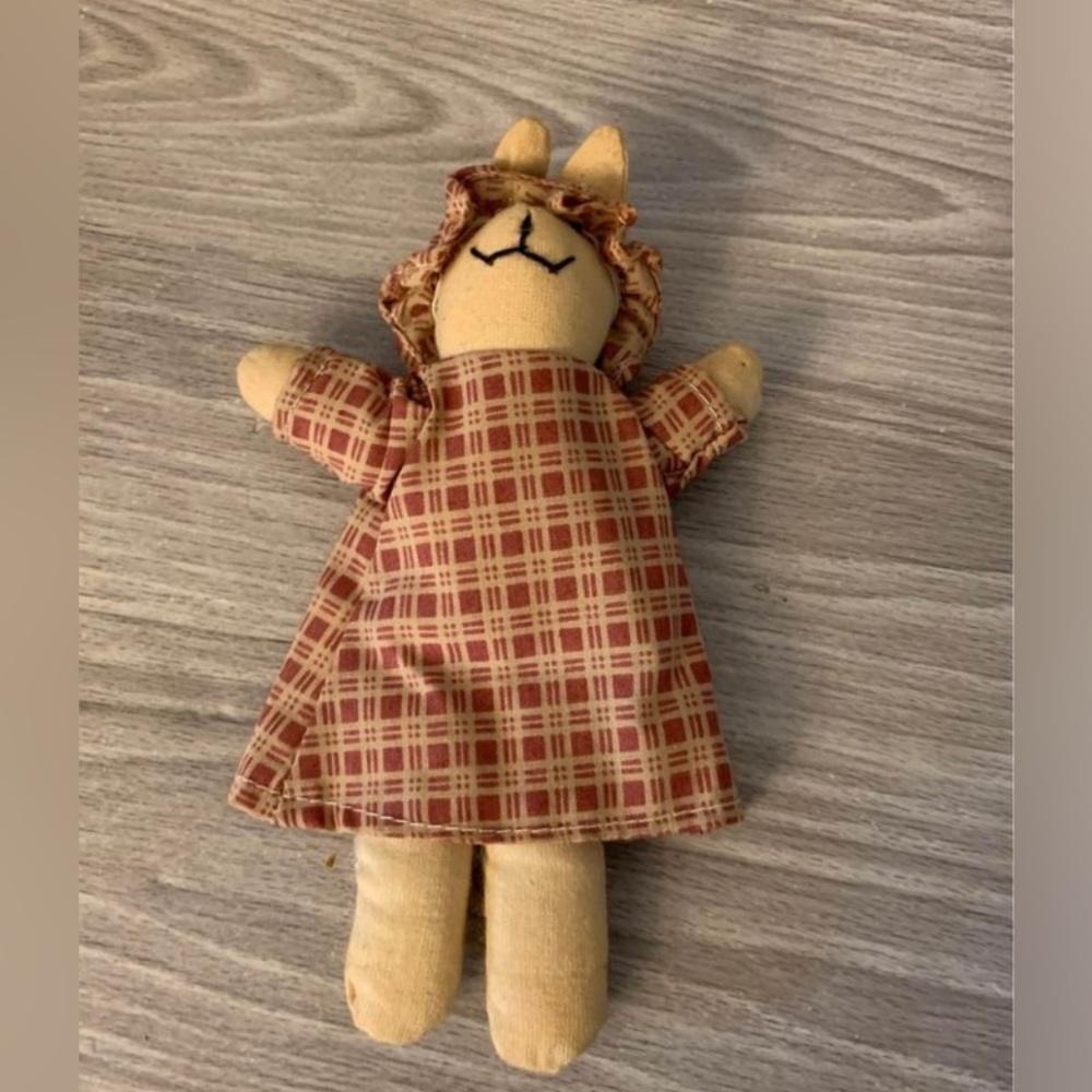 Vintage TENDER HEART TREASURES COLLECTIBLES Doll Bunny Farmhouse 1988. Good